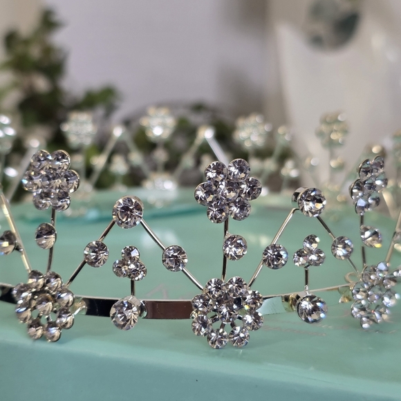 Silver with Rhimestone Flower Design Crown - Picture 4 of 11
